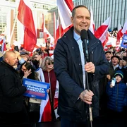 Candidatul independent Karol Nawrocki în mijlocul mulțimii FOTO EPA EFE jpg