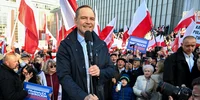 Candidatul independent Karol Nawrocki în mijlocul mulțimii FOTO EPA EFE jpg