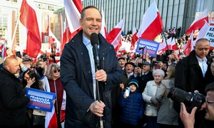 Candidatul independent Karol Nawrocki în mijlocul mulțimii FOTO EPA EFE jpg
