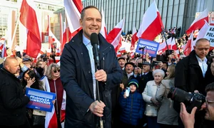 Candidatul independent Karol Nawrocki în mijlocul mulțimii FOTO EPA EFE jpg