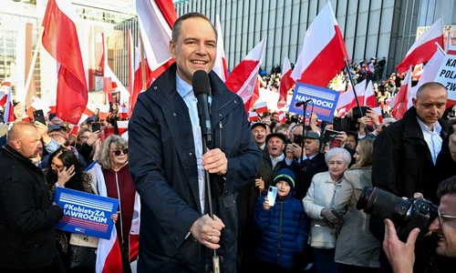 Candidatul independent Karol Nawrocki în mijlocul mulțimii FOTO EPA EFE jpg
