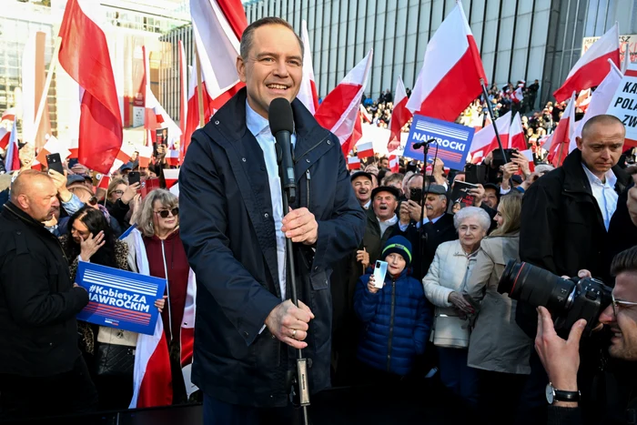 Candidatul independent Karol Nawrocki în mijlocul mulțimii FOTO EPA-EFE