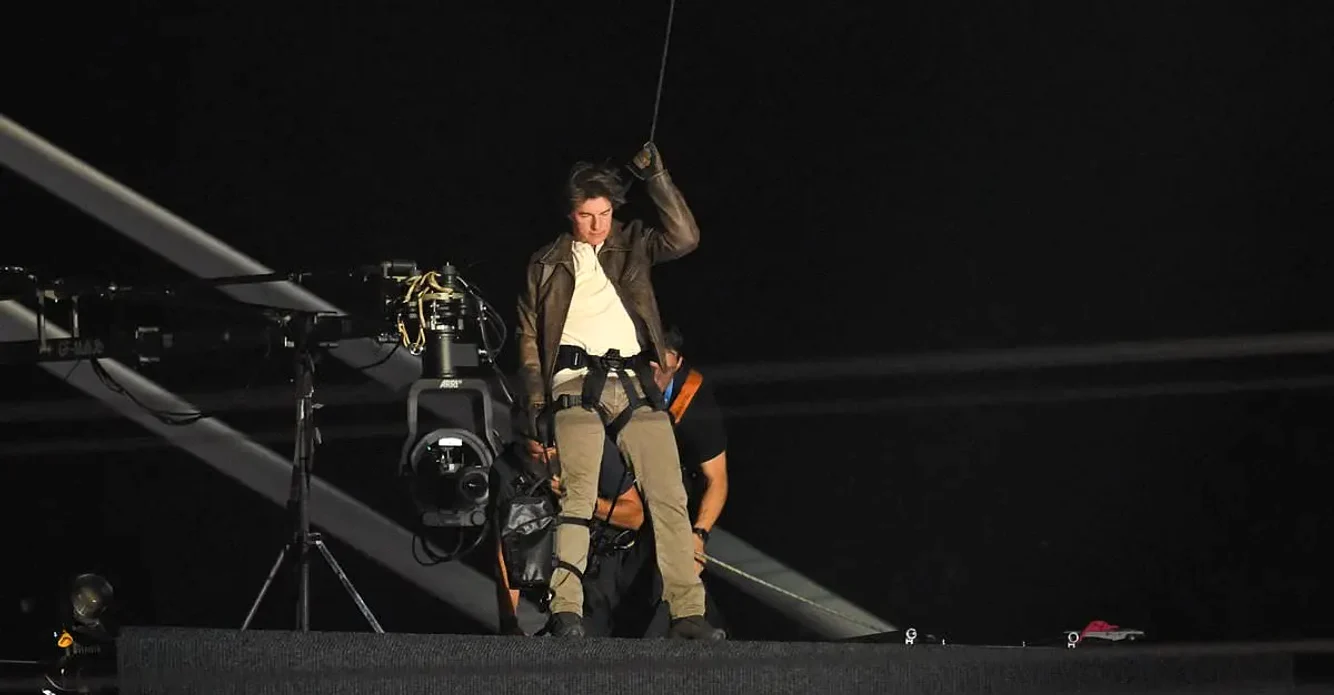 Tom Cruise a coborât în mijlocul sportivilor, pe Stade de France. Foto Getty images