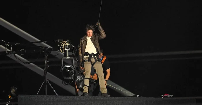 Tom Cruise a coborât în mijlocul sportivilor, pe Stade de France. Foto Getty images