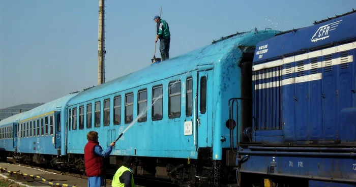 Călătorii sunt invitaţi să ceară relaţii la biroul de informaţii înainte de plecare