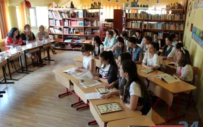 Elevii şi cadrele didactice implicate în proiect. Foto: alba24.ro