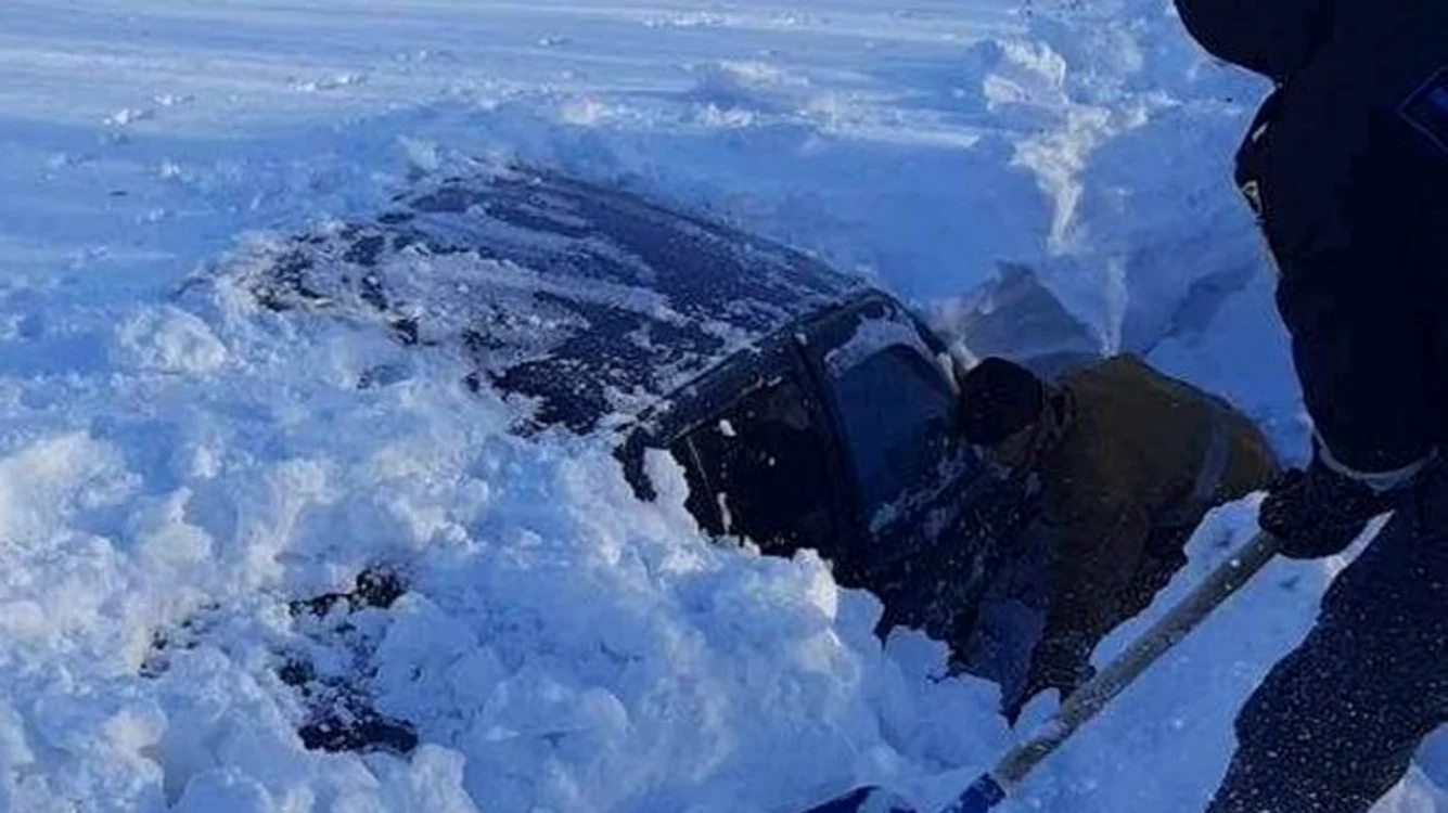 Mașina blocată în zapadă FOTO Deschide.md