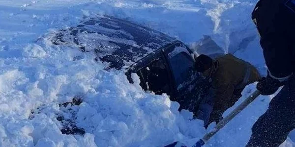 Masina blocata in zapada in Causeni FOTO Deschide md jpg