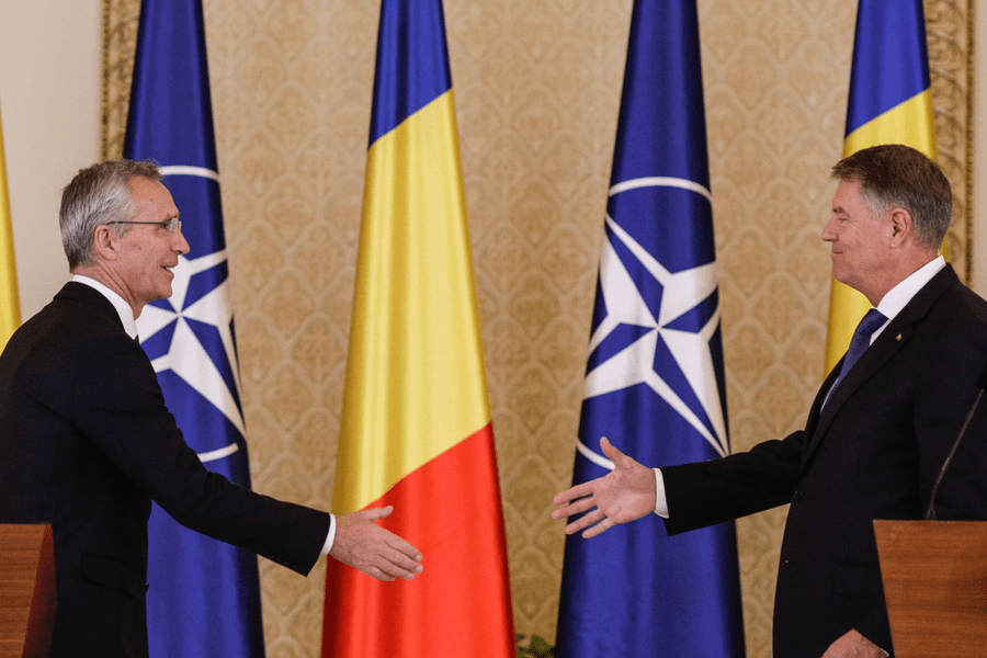 Analiză POLITICO: Ce șanse are Iohannis la șefia NATO. Probleme privind înlocuirea șefului Alianței 