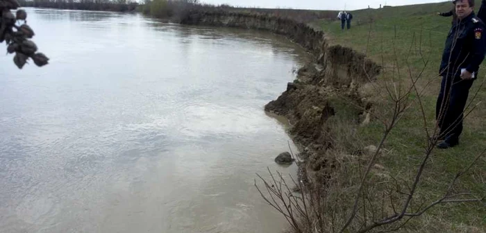 Eroziunea de mal a ajuns până la baza digului   FOTO adevarul.ro