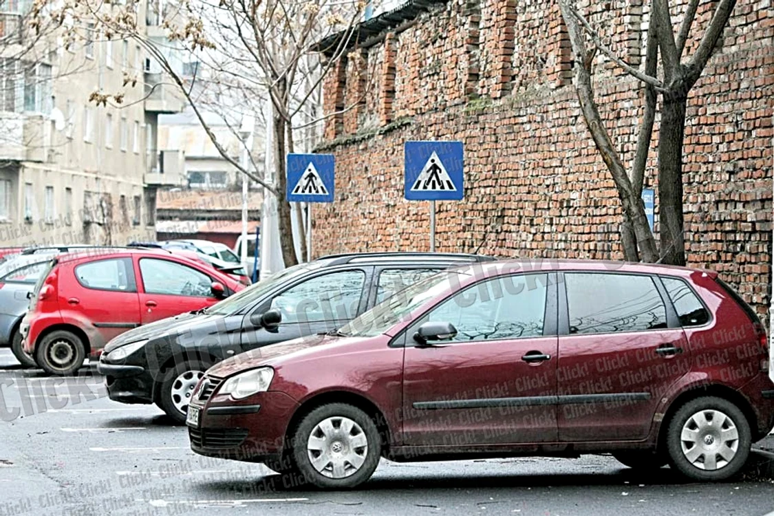 
    Trecerile de pietoni  pornesc de lângă  un zid şi se opresc  la câţiva centimetri  de botul maşinilor (Fotografii: Dorin Constanda )  