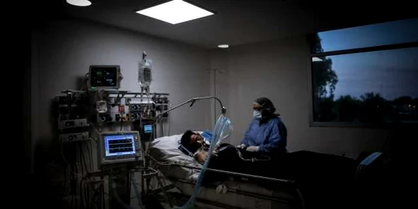 Medici pacient coronavirus COVID 19 pandemie spital terapie intensivă FOTO EPA-EFE
