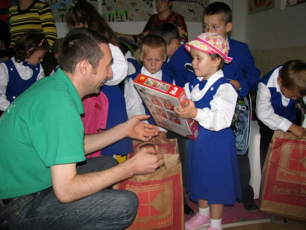 Elevii au primit rechizite si uniforme