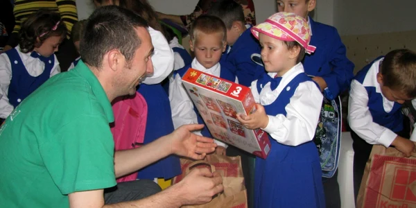 Elevii au primit rechizite si uniforme