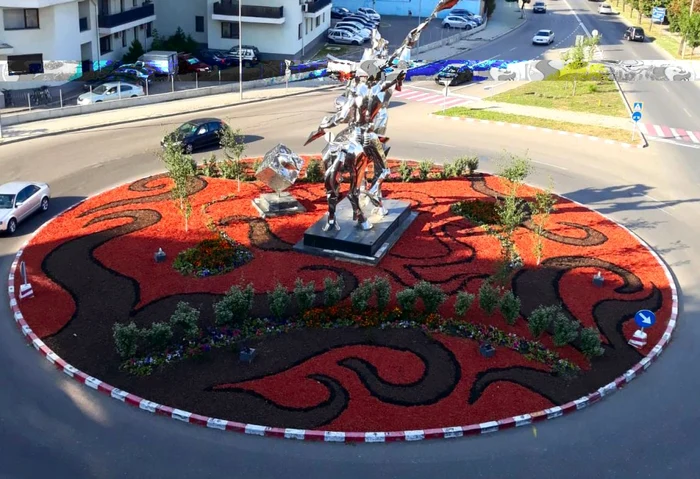Statuia lui Don Quijote de la Buzău, înconjurată de mulci