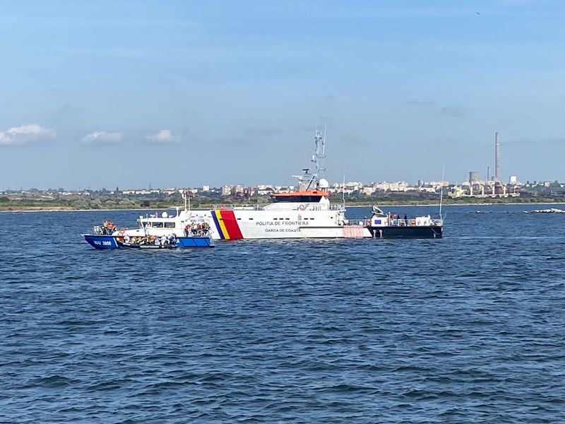 O navă a Gărzii de Coastă a MAI a intervenit pentru salvarea a 12 persoane de pe o navă aflată în pericol de scufundare