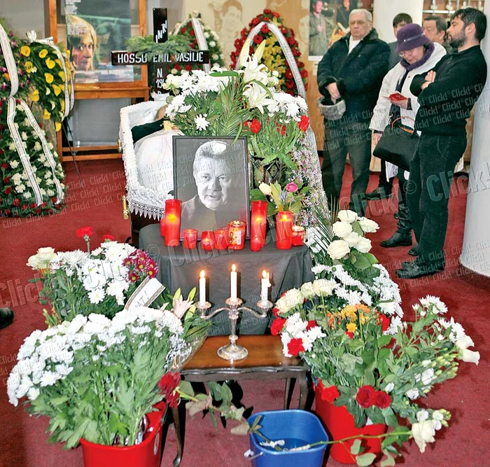 Trupul actorului Emil Hossu a fost depus în  holul Teatrului Nottara, iar astăzi are loc  înmormântarea, la Cimitirul Bellu, la ora 14.00