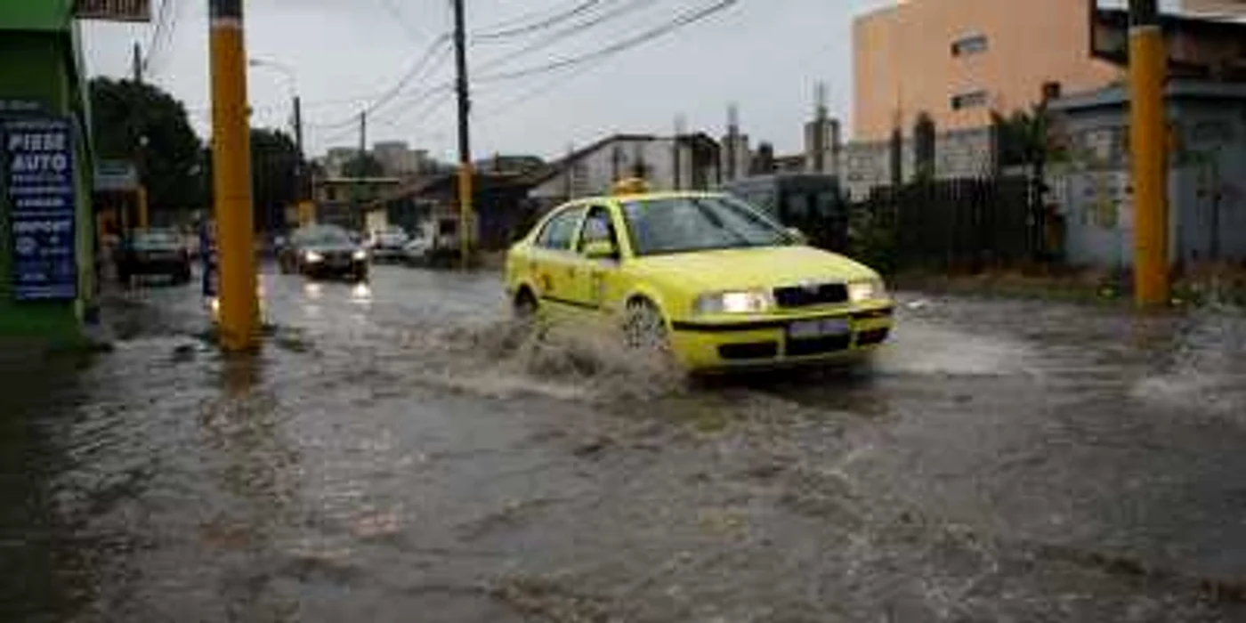 Străzile din oraş sunt inundate