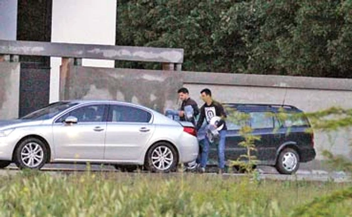 Şi-a ajutat muncitorii la cărat