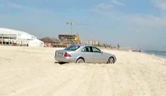 Au privit marea din maşină, dar nu au rămas împotmoliţi în nisp