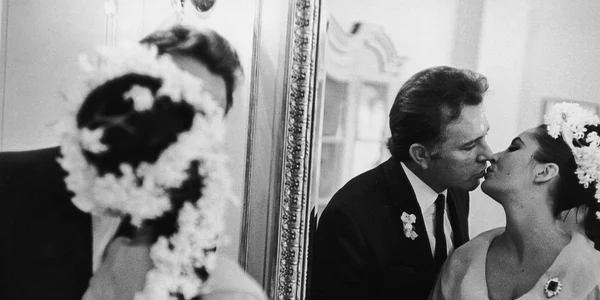 Elizabeth Taylor s-a căsătorit cu Burton după numai nouă zile de la divorţul de Fisher
