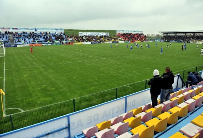 
    Noua arena din Voluntari, "Anghel Iordanescu", a fost inaugurata. Arată foarte bine, chiar dacă nu e foarte mare, şi în jurul ei dispune de toate facilităţile de pregătire, fapt care îl încântă pe Gigi BecaliFOTO: sportpictures.eu  