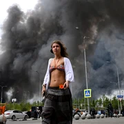 Fum negru din zona rafinăriei Gazprom, după atacurile ucrainene FOTO AFP