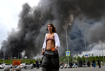 Fum negru din zona rafinăriei Gazprom, după atacurile ucrainene FOTO AFP