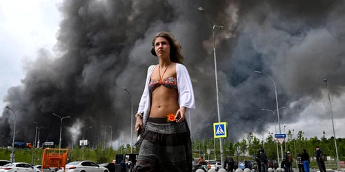 Fum negru din zona rafinăriei Gazprom, după atacurile ucrainene FOTO AFP