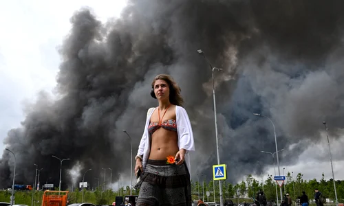 Fum negru din zona rafinăriei Gazprom, după atacurile ucrainene FOTO AFP