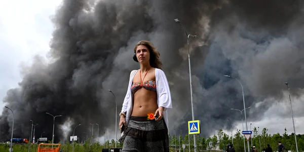 Fum negru din zona rafinăriei Gazprom, după atacurile ucrainene FOTO AFP