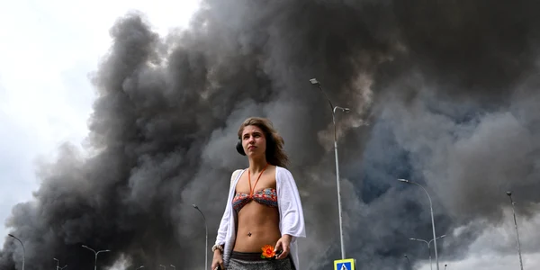 Fum negru din zona rafinăriei Gazprom, după atacurile ucrainene FOTO AFP