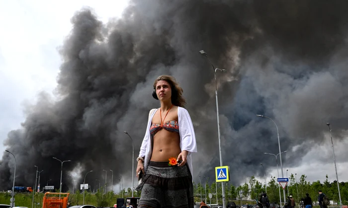 Fum negru din zona rafinăriei Gazprom, după atacurile ucrainene FOTO AFP