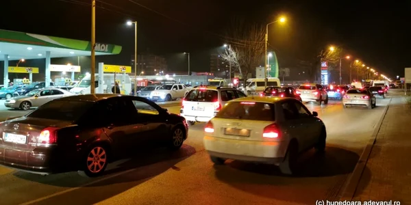 cozi la benzinarii carburant in hunedoara foto daniel guta adevarul