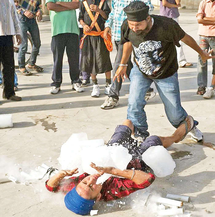 Li se sparg blocuri de gheaţă pe piept