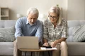 Pensionari făcând calcule FOTO: Shutterstock 