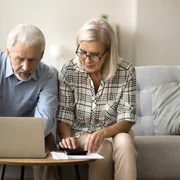 Pensionari făcând calcule FOTO: Shutterstock 