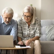 Pensionari făcând calcule FOTO: Shutterstock 
