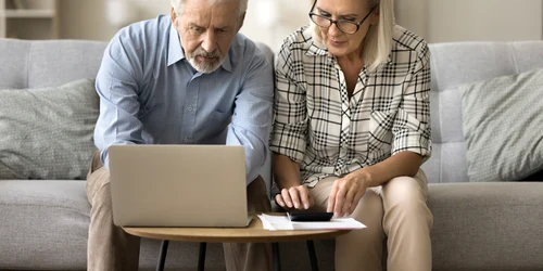 Pensionari făcând calcule FOTO: Shutterstock 