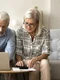 Pensionari făcând calcule FOTO: Shutterstock 