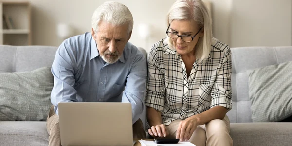 Pensionari făcând calcule FOTO: Shutterstock 