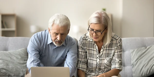 Pensionari făcând calcule FOTO: Shutterstock 