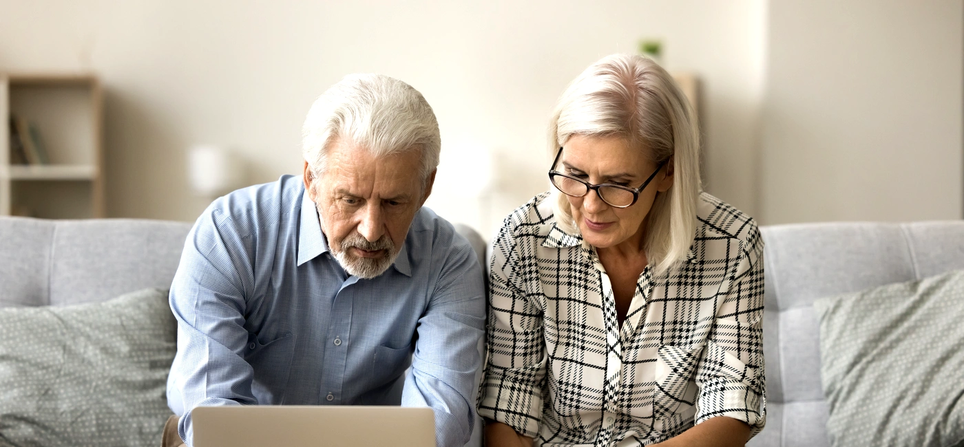 Pensionari făcând calcule FOTO: Shutterstock