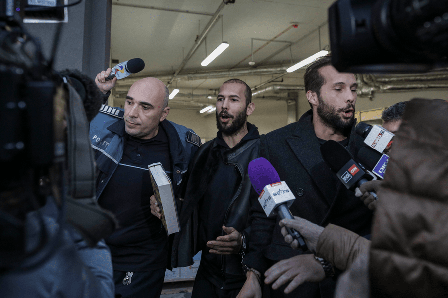 Noi mărturii ale victimelor fraților Tate: Ca să nu-i lase urme de violență, i-a ridicat brațul pentru a-i desface operația