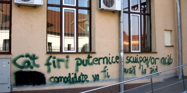 Mesajul este postat chiar lângă intrarea în clădirea de pe Brutarilor