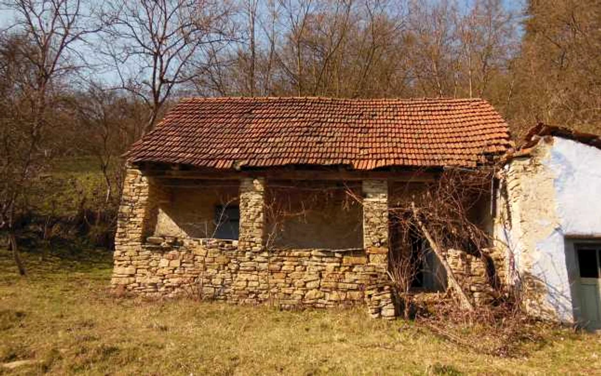 Casă de piatră din comuna Ceru Băcăinți FOTO Adevărul