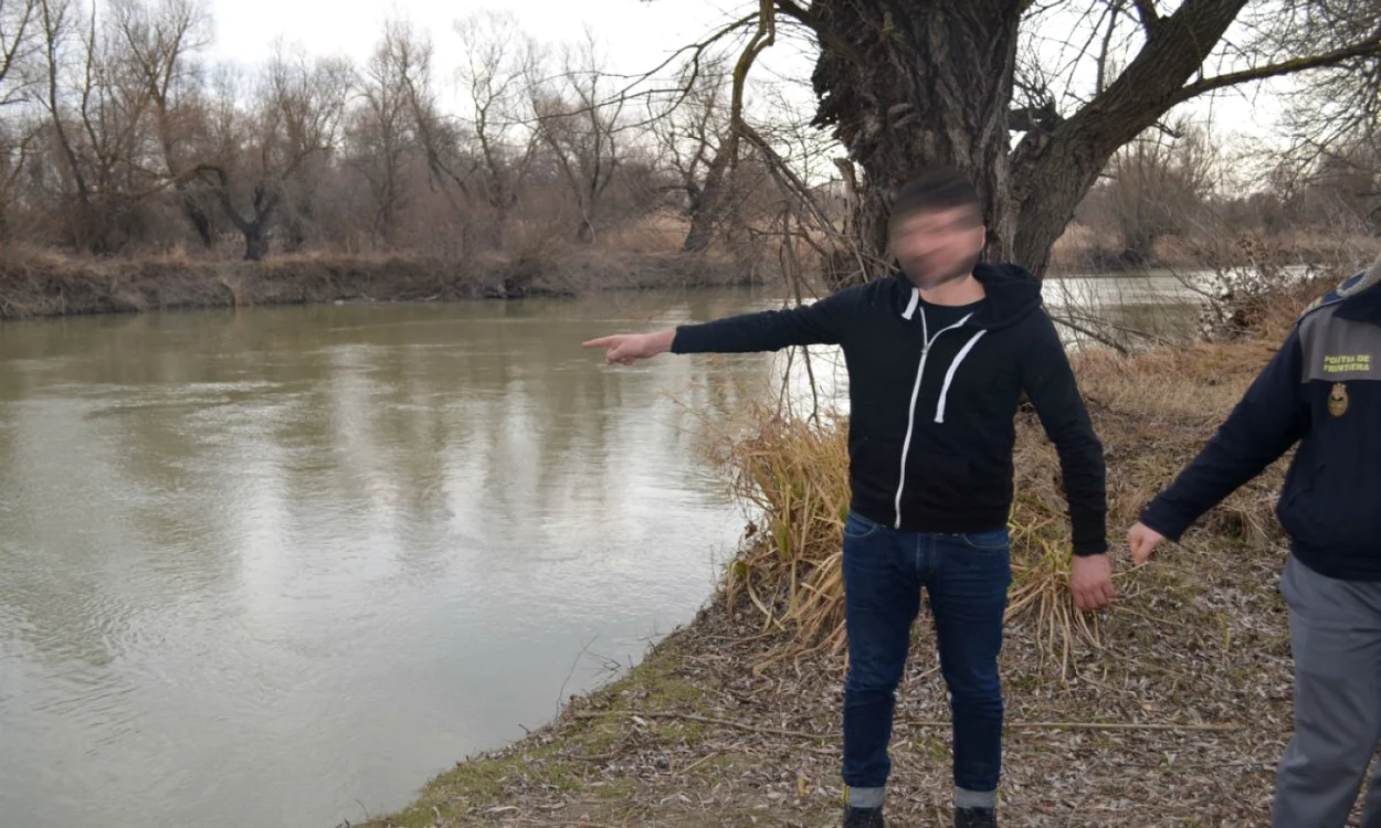 Unul dintre migranţii din Siria arată pe unde a trecut Prutul FOTO Poliţia de frontieră