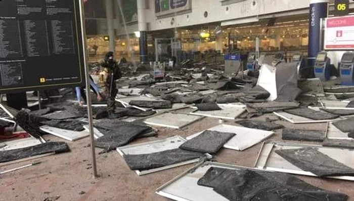
    Imagine dramatică de la locul exploziei din Aeroportul din BruxellesFoto: Twitter  