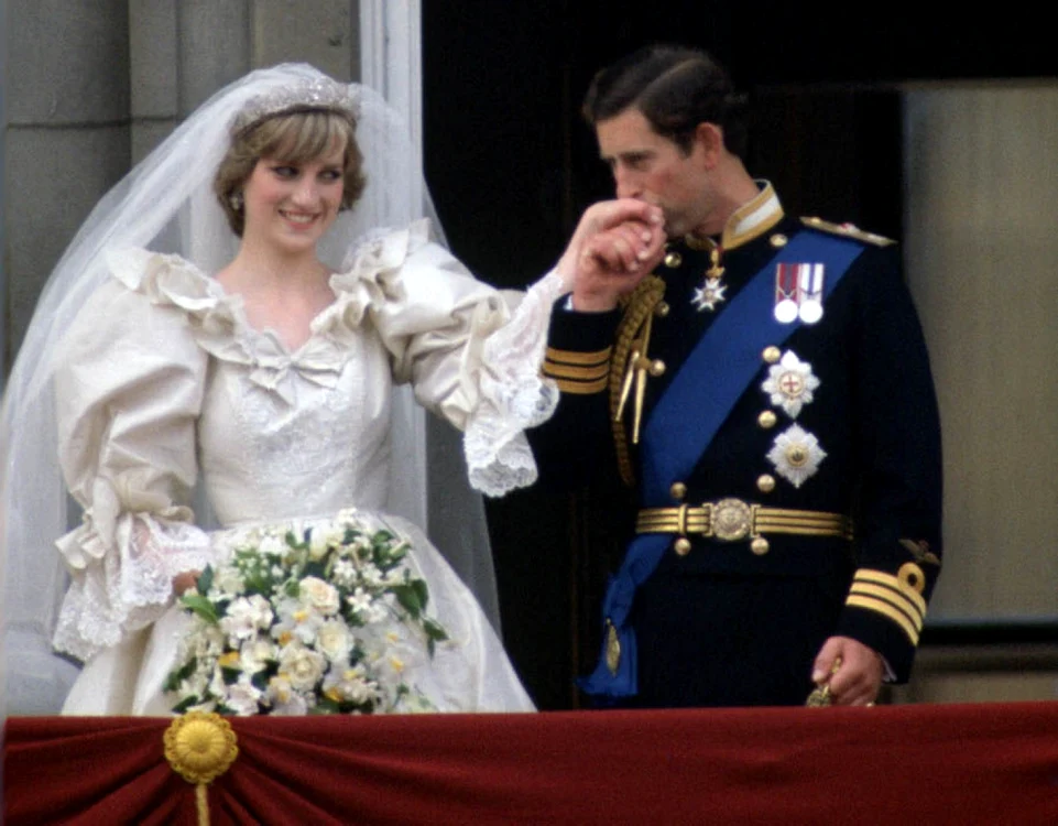 Prima apariţie la balconul regal după ce s-au căsătorit.