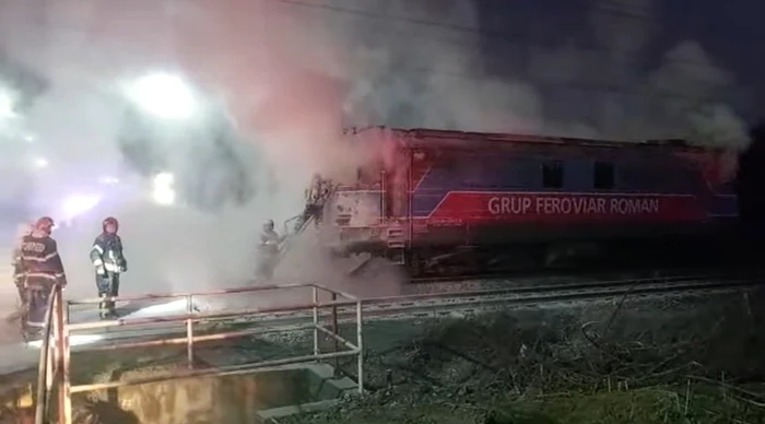 O locomotivă care transporta azotat de amoniu a luat foc pe raza localităţii Brazi FOTO Facebook